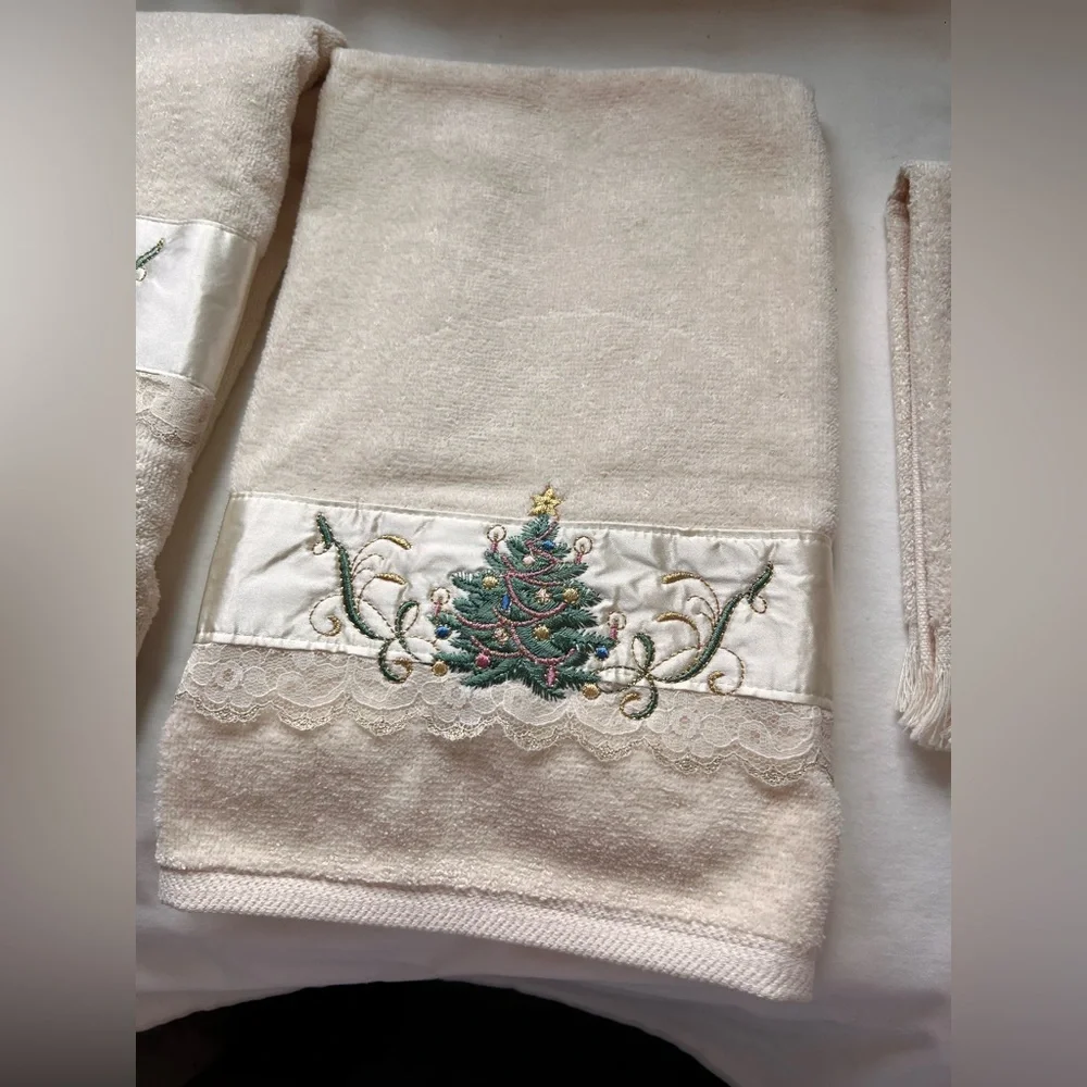 Made in USA lot Of 3 Vintage Cream Christmas Tree towels. sparkling condition